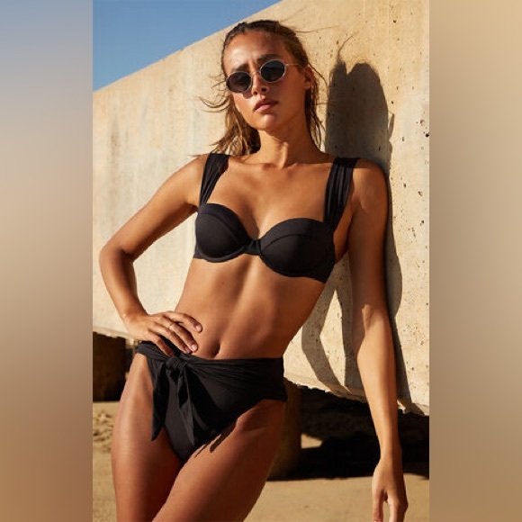 WEWOREWHAT Claudia Top in Black - Picture 11 of 15